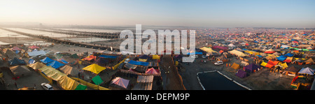 Luftaufnahme von Wohn-Zelten am Maha Kumbh am Ufer des Ganges Fluß, Allahabad, Uttar Pradesh, Indien Stockfoto