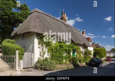 Eine traditionelle strohgedeckte Hütte im Dorf Amberley in West Sussex, England Stockfoto