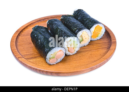 traditionelles japanisches Sushi auf Holzplatte auf einem weißen Hintergrund isoliert Stockfoto