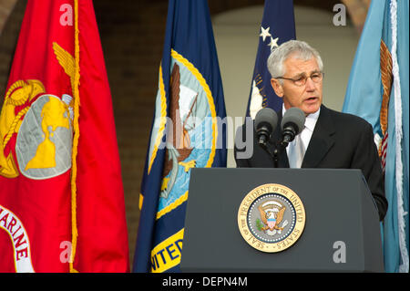 US-Verteidigungsminister Chuck Hagel spricht, während ein Denkmal in den Marine Barracks zu Ehren der Opfer der Marinewerft Dreharbeiten 22. September 2013 in Washington DC. Stockfoto