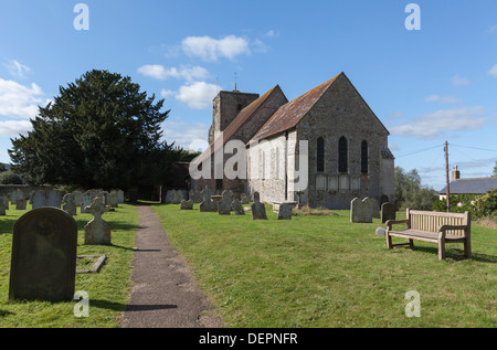 Die Kirche St. Michael im Dorf Amberley, West Sussex, England Stockfoto