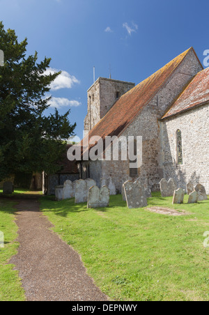 Die Kirche St. Michael im Dorf Amberley, West Sussex, England Stockfoto