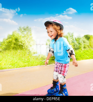 Glücklich dir 3 alte junge Inline-Skating und rauschenden Abfahrt auf Rollen im Park an sonnigen Sommertag Stockfoto