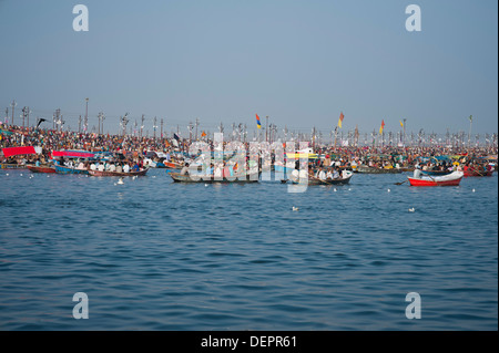 Boote in den Ganges bei Maha Kumbh, Allahabad, Uttar Pradesh, Indien Stockfoto