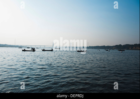 Boote in den Fluss Ganges, Allahabad, Uttar Pradesh, Indien Stockfoto