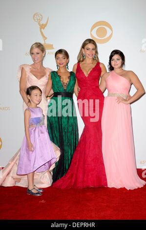 Los Angeles, CA. 22. September 2013. Julie Bowen, Aubrey Anderson-Emmons, Sarah Hyland, Sofia Vergara, Ariel Winter im Presseraum für den 65. Primetime Emmy Awards - PRESS ROOM, Nokia Theatre L.A. Live, Los Angeles, CA 22. September 2013. Bildnachweis: Elizabeth Goodenough/Everett Collection/Alamy Live-Nachrichten Stockfoto