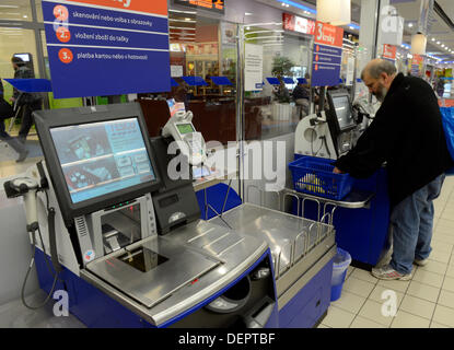 Self Checkout im Tesco, in Prag, Tschechien am 16. September 2013. (CTK Foto/Michal Krumphanzl) Stockfoto