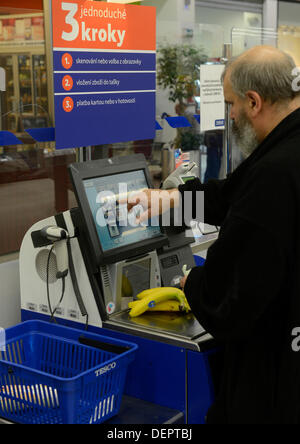 Self Checkout im Tesco, in Prag, Tschechien am 16. September 2013. (CTK Foto/Michal Krumphanzl) Stockfoto