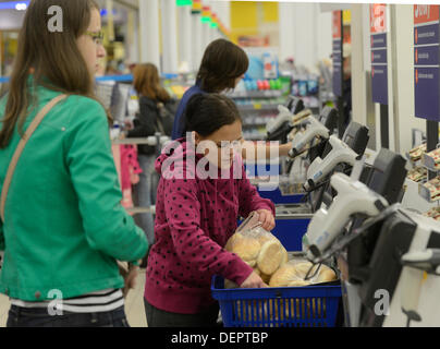 Self Checkout im Tesco, in Prag, Tschechien am 16. September 2013. (CTK Foto/Michal Krumphanzl) Stockfoto