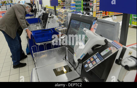 Self Checkout im Tesco, in Prag, Tschechien am 16. September 2013. (CTK Foto/Michal Krumphanzl) Stockfoto