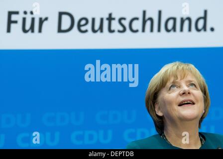 Berlin, Deutschland. 23. September 2013. Bundeskanzlerin und CDU-Vorsitzende Angela Merkel spricht bei der Pressekonferenz der CDU nach 2013 Bundestagswahl in Berlin, Deutschland, 23. September 2013. Foto: JULIAN STRATENSCHULTE/Dpa/Alamy Live News Stockfoto