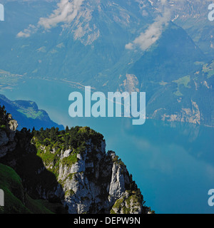 Blick über den Vierwaldstättersee vom Fronalpstock, den Schweizer Alpen, Schweiz. Stockfoto