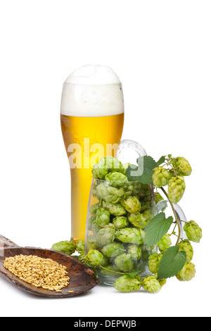 Glas frisches Bier mit Hopfen und Gerste auf einem alten hölzernen Schaufel isolierten auf weißen Hintergrund Stockfoto