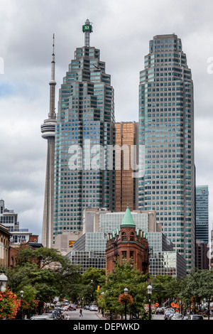 Alte und moderne Architektur - Ziegelstein gotisch-romanische Flatiron Building und hohen Wolkenkratzern des Finanzviertels, Toronto Stockfoto