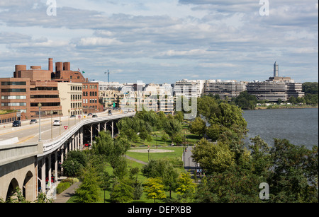 Whitehurst Freeway uns Route 29 am Ufer des Potomac zu Watergate-Gebäude in Washington DC, USA Stockfoto