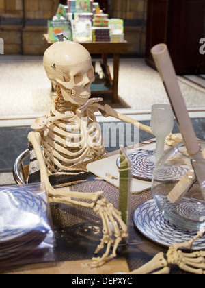 Das Natural History Museum, London - Skelett der Tea-Party in der zentralen Gallery.jpg Stockfoto