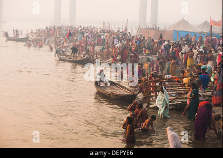 Pilger, die unter einem Heiligen Tauchen im Ganges River an der Maha Kumbh, Allahabad, Uttar Pradesh, Indien Stockfoto