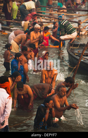 Pilger, die unter einem Heiligen Tauchen im Ganges River an der Maha Kumbh, Allahabad, Uttar Pradesh, Indien Stockfoto
