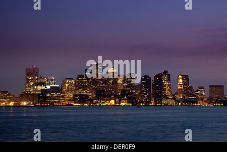 Blick auf Boston Skyline bei Nacht, USA Stockfoto