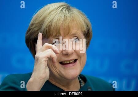 Berlin, Deutschland. 23. September 2013. Bundeskanzlerin und CDU-Vorsitzende Angela Merkel spricht bei der Pressekonferenz der CDU nach 2013 Bundestagswahl in Berlin, Deutschland, 23. September 2013. Foto: JULIAN STRATENSCHULTE/Dpa/Alamy Live News Stockfoto