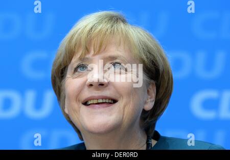 Berlin, Deutschland. 23. September 2013. Bundeskanzlerin und CDU-Vorsitzende Angela Merkel lacht über die CDU-Pressekonferenz nach 2013 Bundestagswahl in Berlin, Deutschland, 23. September 2013. Foto: MARCUS BRANDT/Dpa/Alamy Live-Nachrichten Stockfoto