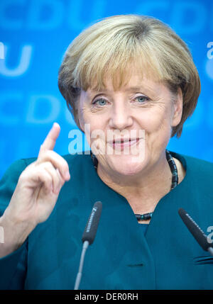 Berlin, Deutschland. 23. September 2013. Bundeskanzlerin und CDU-Vorsitzende Angela Merkel spricht bei der Pressekonferenz der CDU nach 2013 Bundestagswahl in Berlin, Deutschland, 23. September 2013. Foto: MICHAEL KAPPELER/Dpa/Alamy Live News Stockfoto