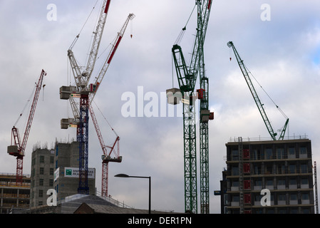 Sieben Krane über London Skyline bei Kings Cross Sanierung Standort London UK Stockfoto