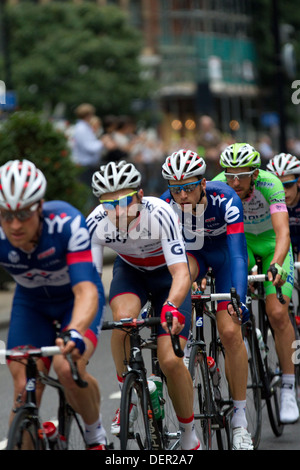 Fahrer des Team Great Britain gehen durch London in der Endphase der 2013 Tour of Britain. Stockfoto