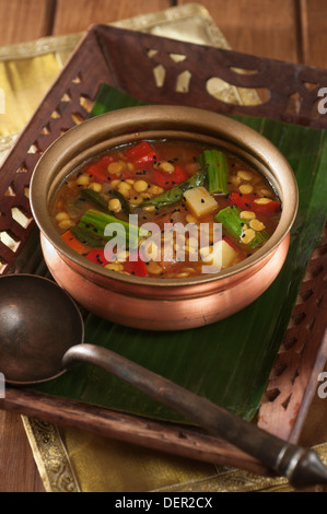 Sambhar. Linsen und Gemüse Eintopf Südindien Stockfoto