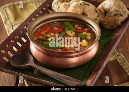 Sambhar. Linsensuppe und Gemüseeintopf mit Vadas Südindien Stockfoto