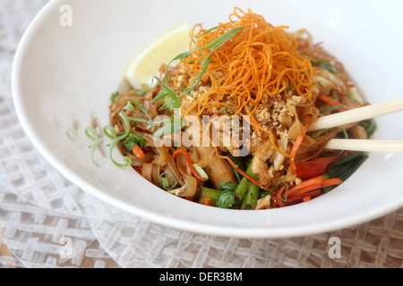 Unter Rühren gebraten Huhn Nudeln Stockfoto