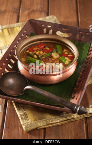 Sambhar. Linsen und Gemüse Eintopf Südindien Stockfoto