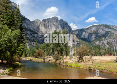 Die Merced River Fäden durch den Yosemite National Park. Dieses Bild zeigt eine Strecke durch Yosemite Tal fließt. Stockfoto