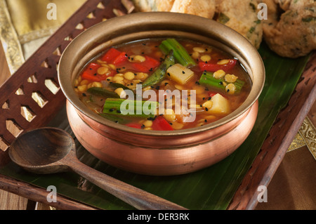 Sambhar. Linsensuppe und Gemüseeintopf mit Vadas Südindien Stockfoto