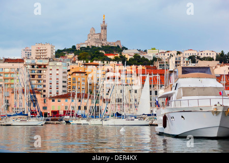 Marseille, Frankreich: Die berühmten alten Hafen mit Blick auf die Kathedrale Notre Dame De La Garde Stockfoto