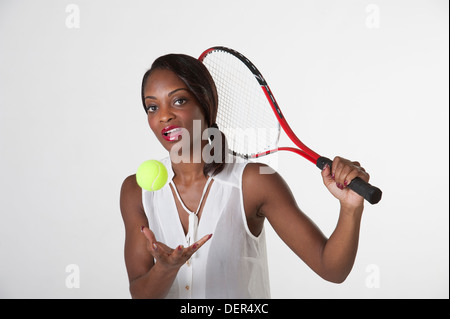 Junge schwarze Frau, die Tennis spielen Stockfoto