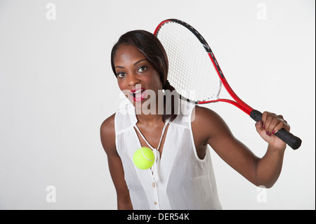 Junge schwarze Frau, die Tennis spielen Stockfoto