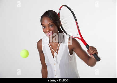 Junge schwarze Frau, die Tennis spielen Stockfoto