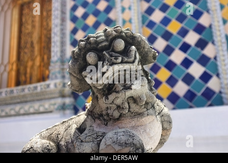 Chinesischen Stil Wächter ("Foo Dog") Löwenstatue im Grand Palace in Bangkok, Thailand Stockfoto