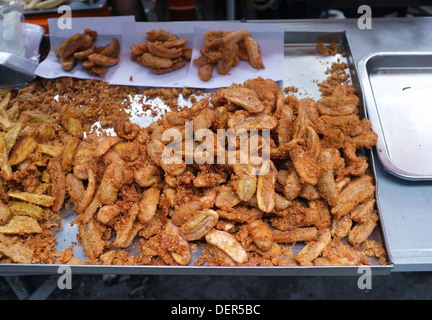 Gebratene Bananen an Straßenmarkt in Bangkok, Thailand Stockfoto