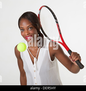 Junge schwarze Frau, die Tennis spielen Stockfoto