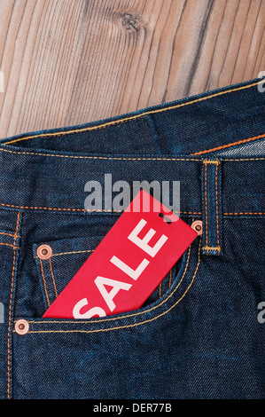 Red Sale-Tag mit Verkaufsschild in Tasche Blue Jeans - Exemplar Stockfoto