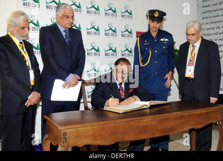 Islamabad, Pakistan. 23. September 2013. Handout Image von PID  Präsident Mamnoon Hussain Aufnahme seine Nachricht in das Gästebuch bei seinem Besuch in der National University of Science & Technologie (NUST), Islamabad am 23. September 2013.  Foto von PID/Deanpictures/Alamy Live-Nachrichten Stockfoto