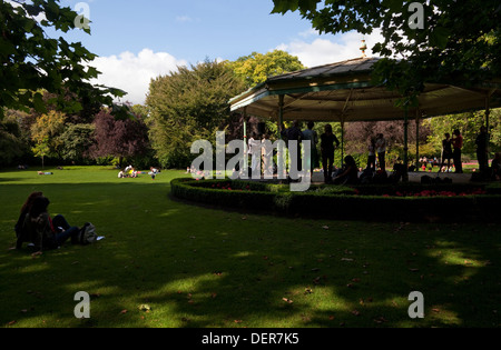 Wochenende Unterhaltung auf der Musikpavillon im St. Stephens Green Park, Stadt Dublin, Irland. Stockfoto