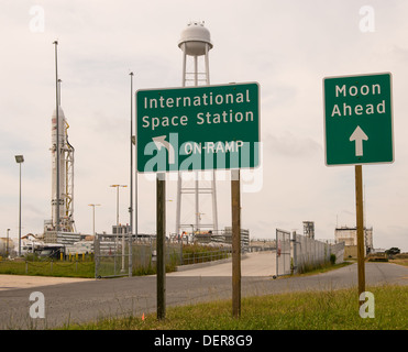 Die Antares-Rakete startete vom Mittleren Atlantischen Raumflughafen und transportierte das Cygnus-Raumschiff für eine Fracht-Nachschub-Mission zur Internationalen Raumstation (ISS). Der Start fand in der Wallops Flight Facility der NASA in Virginia statt. Stockfoto