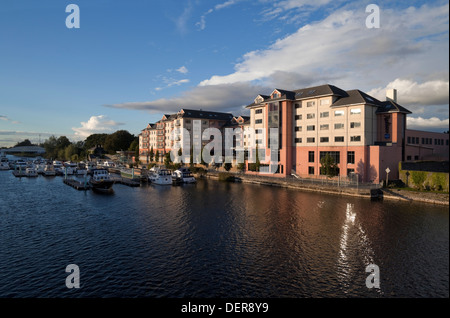 Wohnungen am Ostufer des Flusses Shannon, Athlone, County Westmeath, Irland Stockfoto