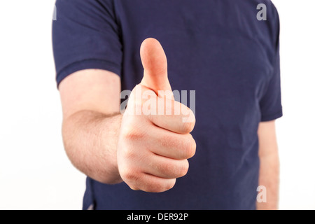 Junger Mann, der einen Daumen nach oben anmelden Stockfoto