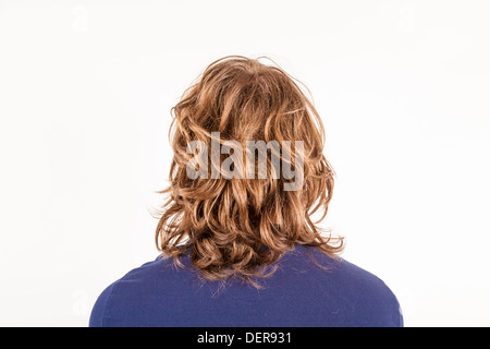 Junger Mann mit Bund Länge, ungekämmt, strähnig, lange Haare von der Rückseite aus betrachtet Stockfoto