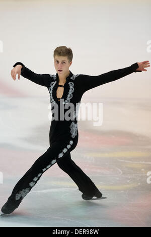 Giorgio Settembrini (ITA), 20. September 2013 - Eiskunstlauf: Giorgio Settembrini Italiens führt während der Junior Männer Kurzprogramm ISU Lombardia Trophy 2013 in Palasesto, Sesto San Giovanni, Italien, (Foto: Enrico Calderoni/AFLO SPORT) [03 Stockfoto