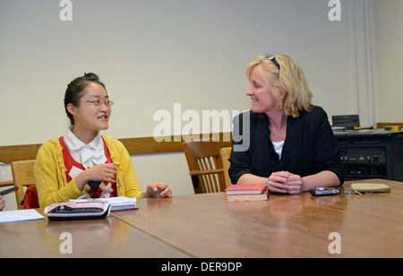 Yale University English Language Institute für ausländische Studierende, Englisch als zweite Sprache zu studieren. Chinesische Schüler mit Lehrer Stockfoto